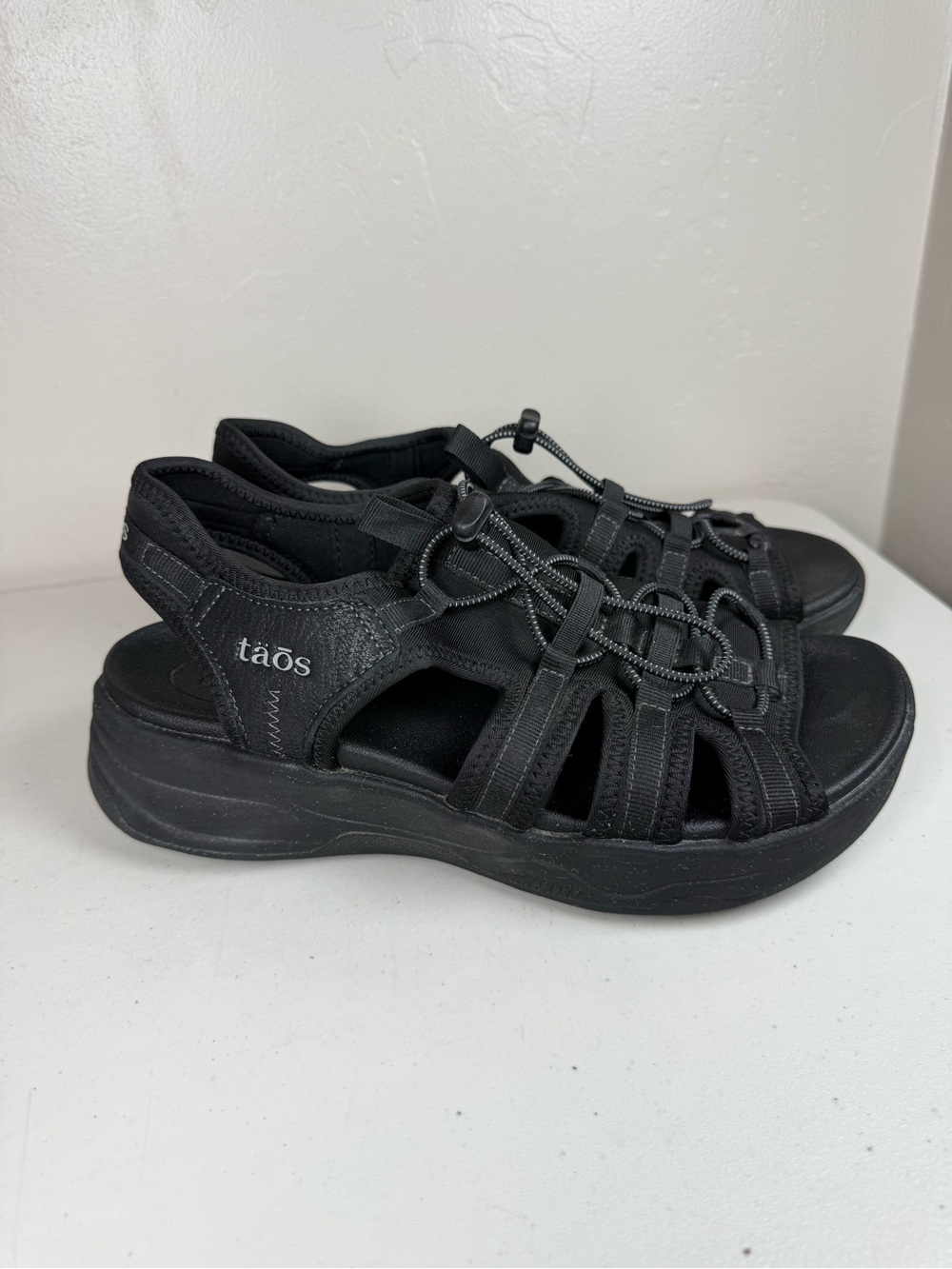 Taos Superfly Sandals - black - size 9